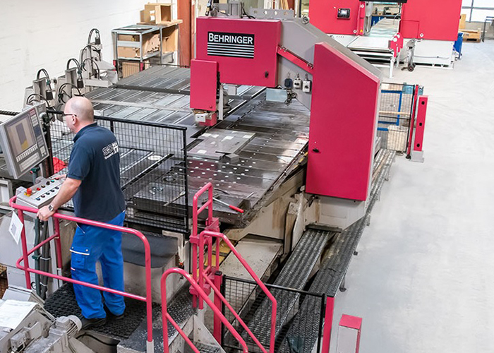 In het service center in Hamburg beschikt S+D Metals over een hoogwaardig machinepark om stafmateriaal en platen nauwkeurig op maat te zagen.