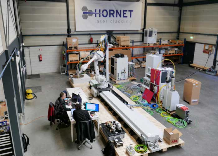 Een systeem in opbouw voor een klant in Australië gaan. Het is een mooi voorbeeld van de complexe machines die Hornet aan kan: 10-assige systemen met vier uit te wisselen koppen voor verschillende lasercladprocessen.