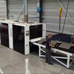 In de automatische ontbraamstraat bij Willems Baling Equipment kunnen grote plaatdelen in één doorgang dubbelzijdig worden ontbraamd.