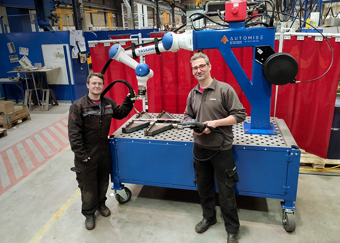 Niels Verbeet en Vanya Staalman, robot- en cobotprogrammeurs bij Nooteboom, hebben de Yaskawa HC10 tot op heden gebruikt om kleinere producten te lassen. “Het programmeren is eenvoudig en we hadden al snel een aantal programma’s gereed.”