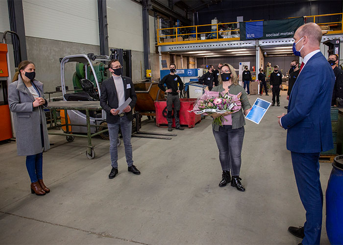 Minister Carola Schouten (links) en fractievoorzitter Gert-Jan Segers (rechts) van de ChristenUnie op bezoek bij BVS Sociaal Metaal om het PSO 30+ keurmerk te overhandigen aan Jolanda en Erwin van Soest.