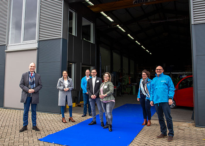 Voor de foto buiten mochten de mondkapjes weer af bij Erwin en Jolanda van Soest en de leden van de ChristenUnie die op campagne waren voor de Tweede Kamer verkiezingen.