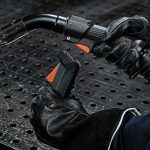 Het Flexlite GF MIG-pistool met rookafzuiging verzamelt lasdampen zodra ze ontstaan, lang voordat ze ademzone van de lasser zouden bereiken.