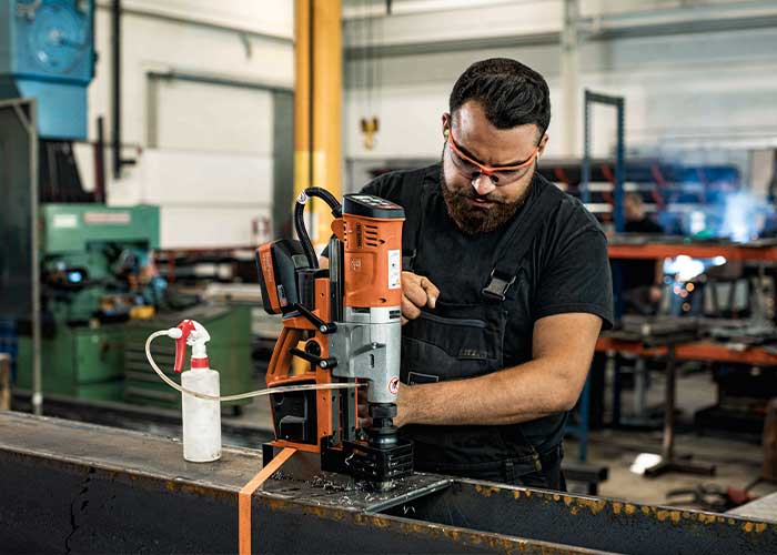 De magneet-kernboormachines die onderdeel van de metaalactie zijn, vallen onder de vermogensklassen Universal en Automatic. Ze zijn zeer universeel en kunnen worden gebruikt voor kernboren, spiraalboren en tappen evenals voor verzinken en ruimen.