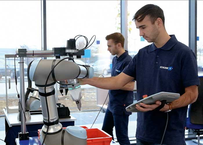 In het CoLab applicatiecentrum zijn twaalf industriële robots en cobots beschikbaar voor het vinden van specifieke automatiseringsoplossingen.