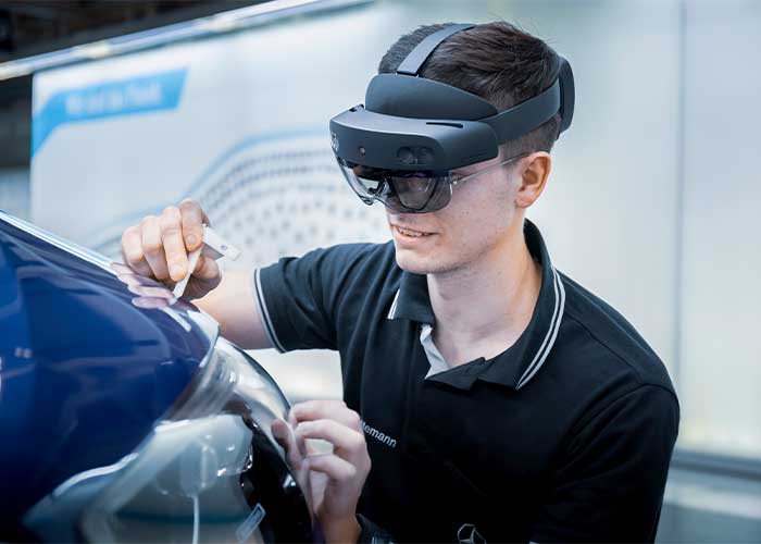 Dankzij het gebruik van digitale tools zoals augmented reality-brillen is directe uitwisseling mogelijk in het wereldwijde C-Klasse-productienetwerk van Mercedes-Benz. Nieuwe methoden of foutdiagnoses kunnen in real-time worden gevisualiseerd dankzij beeldoverdracht met hoge resolutie. (foto’s: Daimler)