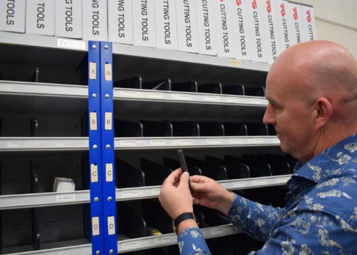 Rene van Ommen is tevreden met wat Young cuttingtools de afgelopen tien jaar heeft bereikt: Een uitgebreid leveringsprogramma en een mooi klantenbestand (foto’s: Tim Wentink)