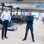 Operations Manager Ramon Koevoets (links) en Sales Director Mathijs Kox in de nieuwe productieruimte van Bax Metaal. Het nieuwe pand is één grote transparante ruimte waardoor iedereen zicht heeft op de orderstroom die door de fabriek gaat.