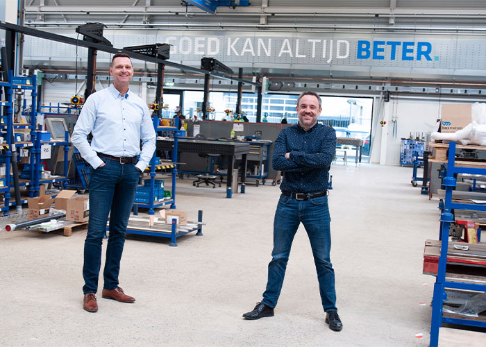 Operations Manager Ramon Koevoets (links) en Sales Director Mathijs Kox in de nieuwe productieruimte van Bax Metaal. Het nieuwe pand is één grote transparante ruimte waardoor iedereen zicht heeft op de orderstroom die door de fabriek gaat.