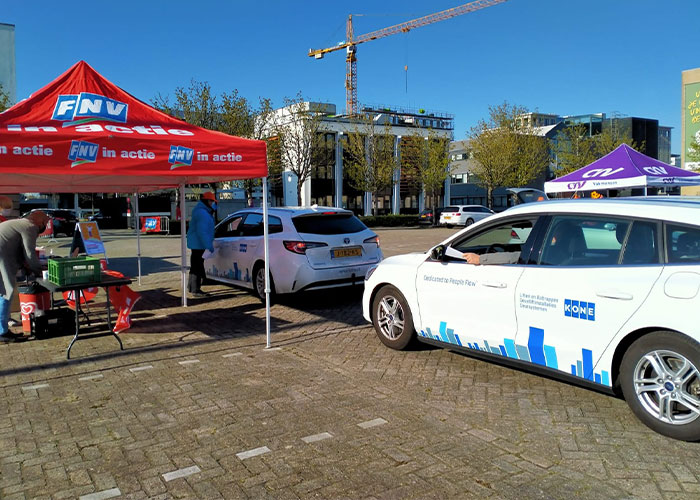 Stakers schrijven zich in in de staakstraat in Leeuwarden.