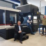 V.l.n.r. Cor van Klooster, Ernst Hoog Antink en Eric Sens bij de nieuwe 2 meter First portaalfreesmachine V2000 van PMP.