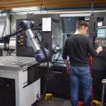 Met behulp van een cobot kan Evink CNC Verspaning de productie flexibel automatiseren.
