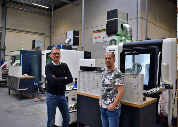 Jan Bakker (l) en David den Hartigh zijn tevreden met de hoge luchtkwaliteit in de verspanende afdeling