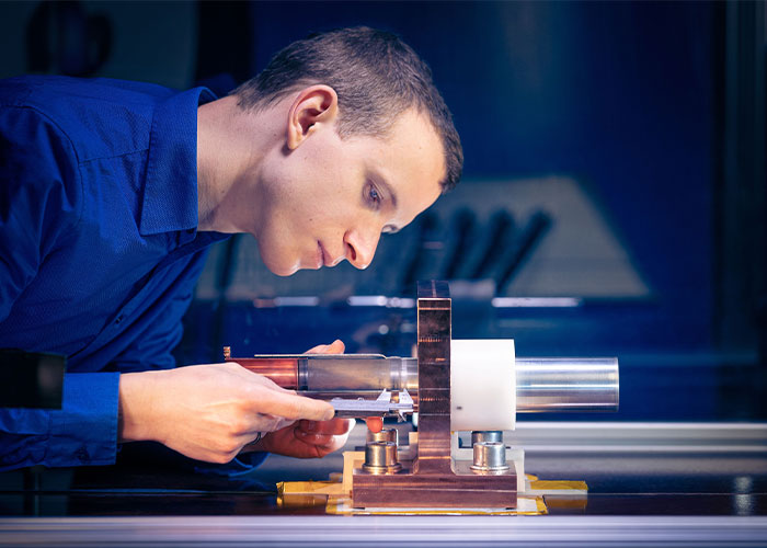 Bij magnetisch pulslassen zorgt het magnetische veld van een spoel voor een snelle botsing tussen de twee metalen. De hoge druk die daarmee wordt gegenereerd op het verbindingsoppervlak last uiteindelijk de twee metalen aan elkaar.