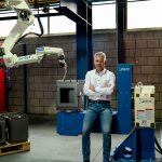 Rene Geerts in een van de vier lasstations van de portaallasrobot, die Rolan Robotics bij Reny Lasertechniek en Reny Houtkachels en Houthaarden heeft geïnstalleerd. Hiermee hebben zijn medewerkers opnieuw een goed gereedschap gekregen, waarmee ze altijd vooruit kunnen.