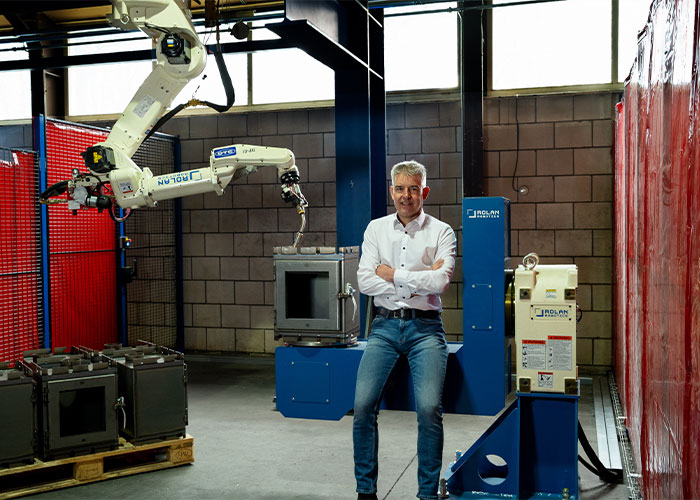 Rene Geerts in een van de vier lasstations van de portaallasrobot, die Rolan Robotics bij Reny Lasertechniek en Reny Houtkachels en Houthaarden heeft geïnstalleerd. Hiermee hebben zijn medewerkers opnieuw een goed gereedschap gekregen, waarmee ze altijd vooruit kunnen.