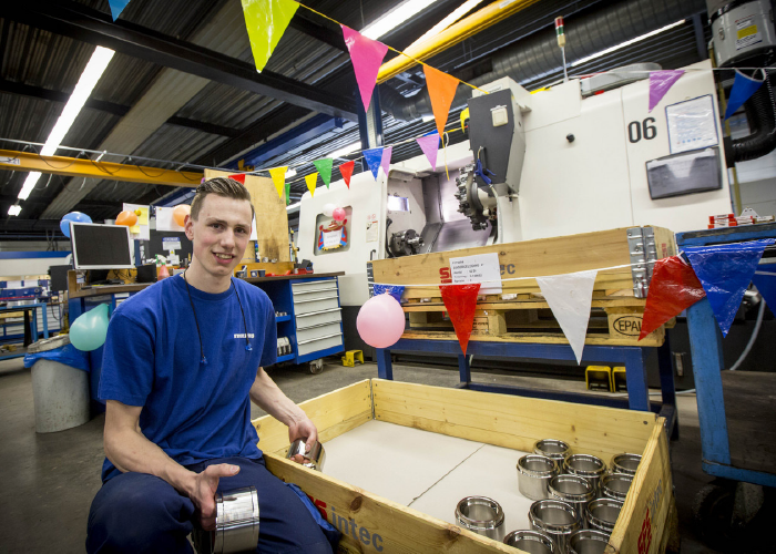 Jan-Willem ten Hag is drie keer Nederlands kampioen geworden bij Vakkanjers en heeft meegedaan aan de WorldSkills. Dat lieten zijn collega’s niet ongemerkt voorbij gaan. (Foto’s: Menzing)