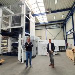 Directeur/eigenaar Mark Eikhout (links) en Michiel Voskuil van Trumpf bij het nieuwe geautomatiseerde lasersnijsysteem. Eikhout heeft het systeem samen met Trumpf uitgezocht en samengesteld op grote flexibiliteit.