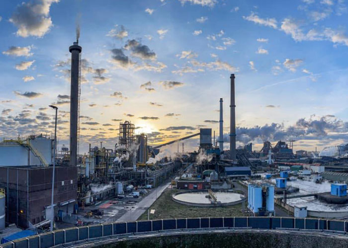 Het huidige productieproces op kolen en grijze stroom kan binnen 5 jaar voor een groot deel worden vervangen door een productieproces op groene stroom, aardgas en later ook waterstof.