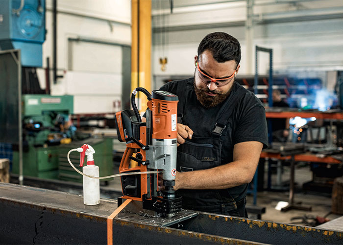 Compact, licht en dus ideaal voor mobiele werkzaamheden, de accukernboormachine AKBU 35.