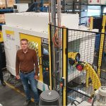 Bert Versteeg (Humacs Krabbendam) en Geert Jan Jongstra (Schouten & Visschers) bij het hart van de productiestraat. De Robodrill wordt beladen en ontladen door de robot, die rechtstreeks wordt bediend vanuit de besturing van het bewerkingscentrum.