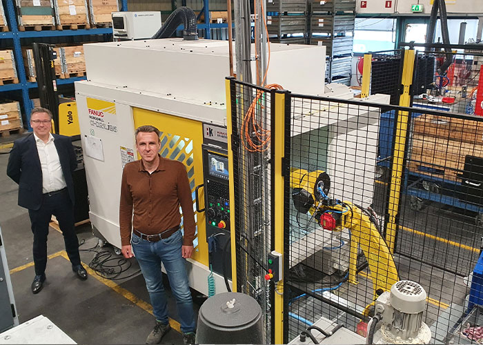 Bert Versteeg (Humacs Krabbendam) en Geert Jan Jongstra (Schouten & Visschers) bij het hart van de productiestraat. De Robodrill wordt beladen en ontladen door de robot, die rechtstreeks wordt bediend vanuit de besturing van het bewerkingscentrum.