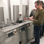 De Ultron precisie-reinigingsinstallatie bij Machinefabriek Van den Elsen is door Topfinish uitgebreid met een dubbele demiwater-naspoelunit.