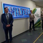 Wethouder Franko van Lankvelt van Uden reikte namens stichting de Groene Pluim de oorkonde uit aan directieleden Bart Zegers en Hans Dominicus van Wiltec.