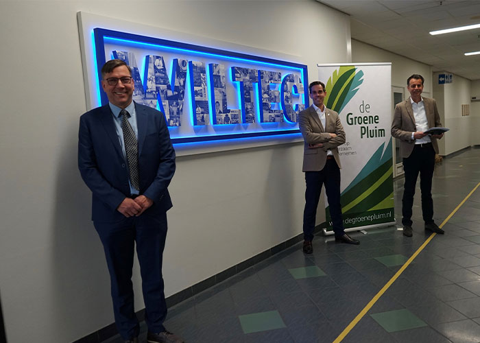 Wethouder Franko van Lankvelt van Uden reikte namens stichting de Groene Pluim de oorkonde uit aan directieleden Bart Zegers en Hans Dominicus van Wiltec.