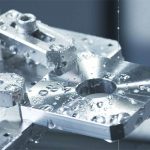 Ondanks het 50 procent grotere werkbereik haalt de draadvonkmachine Mitsubishi MV4800R-Connect dezelfde nauwkeurigheid als de kleinere modellen van de producent.