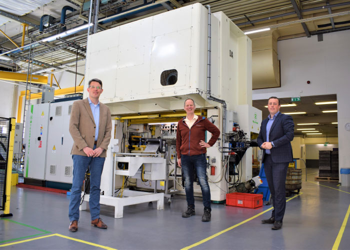 Edwin Dekker, Rudi Grootjans en Sebastiaan Laumen (v.l.n.r.) in de vernieuwde stamperij van KeyTec. KeyTec wil met automatiseren en digitaliseren de bedrijfsprocessen verder optimaliseren. (foto’s: Tim Wentink)