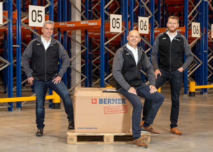 Trots op de ingebruikname van het importmagazijn in Kerkrade: v.l.n.r. projectleider Marco Schepers, Senior Director Supply Chain Operations, Wout van Stokrom, Vice President Regio West en Supply Chain Director Paul Dols, verantwoordelijk voor de processtromen.