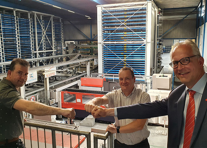 V.l.n.r. Ronnie van den Hurk, Janwillem Verschuuren en Hans van de Meerakker. Achter hen het volautomatische snijsysteem van de Cromvoirtse, waar komend najaar de 6 kW CO2-laser wordt vervangen door een nieuwe ByStar Fiber met een vermogen van 15 kW.