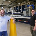 Sales manager Roger de Bock (links) en Thijs Kuijpers, manager project engineering, bij een van de twee systemen die bij HVL operationeel zijn. “We hebben inmiddels zo veel kennis en ervaring met automatisering, dat we er nu de markt mee op gaan.”