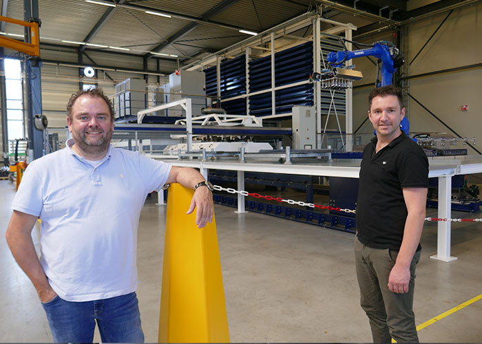 Sales manager Roger de Bock (links) en Thijs Kuijpers, manager project engineering, bij een van de twee systemen die bij HVL operationeel zijn. “We hebben inmiddels zo veel kennis en ervaring met automatisering, dat we er nu de markt mee op gaan.”