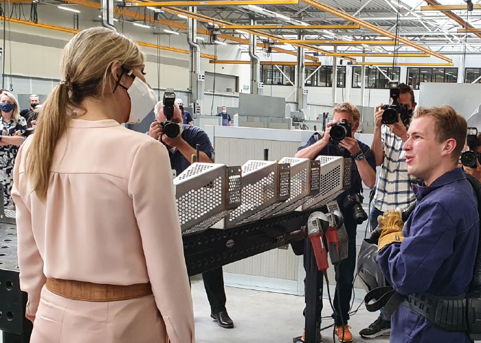 Met zijn lashelm in de hand praat Jesper Roodnat met koningin Máxima over zijn opleidingen.