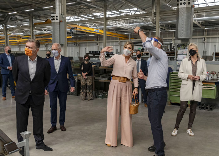 Koningin Máxima kreeg tijdens de uitgebreide rondleiding door de productieruimte uitleg over een keur aan duurzame innovaties. (Foto: Joris Buijs)