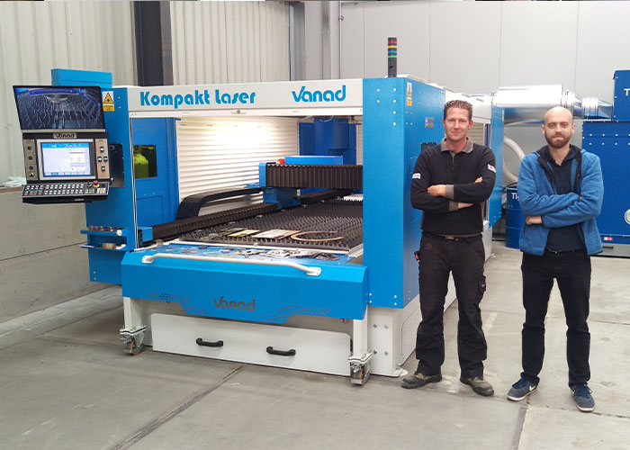 Frank Rurenga (links) van Rurenga Plaatwerkspecialist en Martin Mirátský van Vanad bij de nieuwe lasersnijmachine.