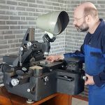 Nobby Assmann bij de antieke Zeiss meetmachine.