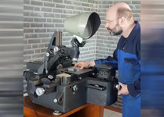 Nobby Assmann bij de antieke Zeiss meetmachine.