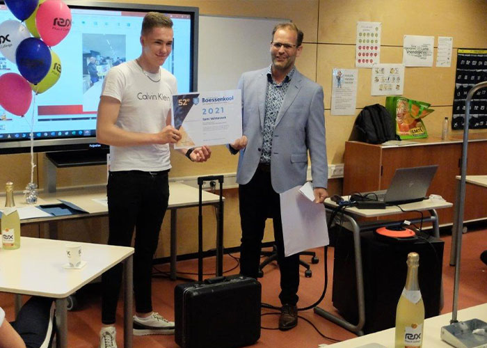 Sam Witteveen ontvangt de prijs van Eelco Osse, directeur Machinefabriek Boessenkool.