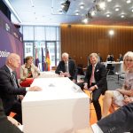 FME-voorzitter Theo Henrar (links achter de tafel) in gesprek met Koning Willem-Alexander over het Duits-Nederlands innovatie- en technologiepact. (Foto: DIHK Jens Schicke)