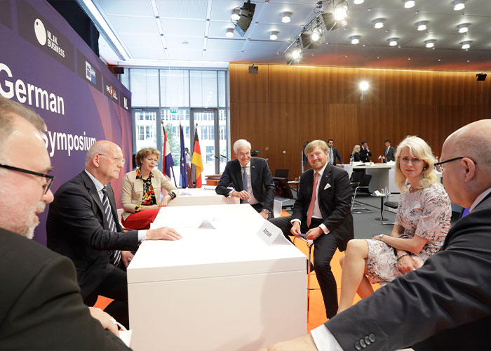 FME-voorzitter Theo Henrar (links achter de tafel) in gesprek met Koning Willem-Alexander over het Duits-Nederlands innovatie- en technologiepact. (Foto: DIHK Jens Schicke)