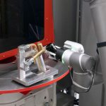 Valk Welding toont een automatiseringsvoorbeeld waarbij de cobot het monotone inlegwerk van de lasrobotocel overneemt van de bediener.