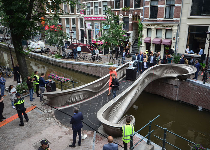 De metalen 3D-geprinte voetgangersbrug over de Oudezijds Achterburgwal in Amsterdam is medio juli officieel door Koningin Maxima geopend.