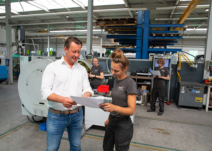 Directeur Sytse Oreel overlegt met een van zijn medewerkers: “Onze mensen zijn de spil van ons bedrijf en daar willen we goed op passen. Daar hoort arbeidszekerheid bij.”