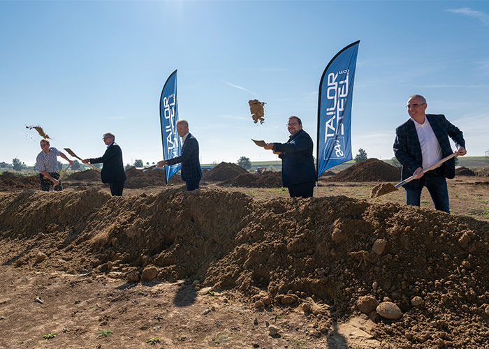 Tijdens het officiële programma is de schop daadwerkelijk in de grond gezet voor de bouw van de nieuwe vestiging van 247TailorSteel in Langenau.