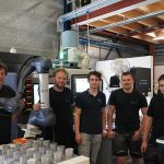 Ruud Jansen (l) met zijn team voor de geautomatiseerde Doosan Lynx. De CNC-draaimachine is voorzien van hogedrukkoeling en een olienevel filtratiesysteem van Dormatec.