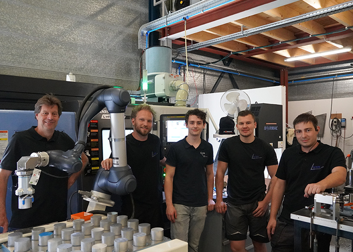 Ruud Jansen (l) met zijn team voor de geautomatiseerde Doosan Lynx. De CNC-draaimachine is voorzien van hogedrukkoeling en een olienevel filtratiesysteem van Dormatec.