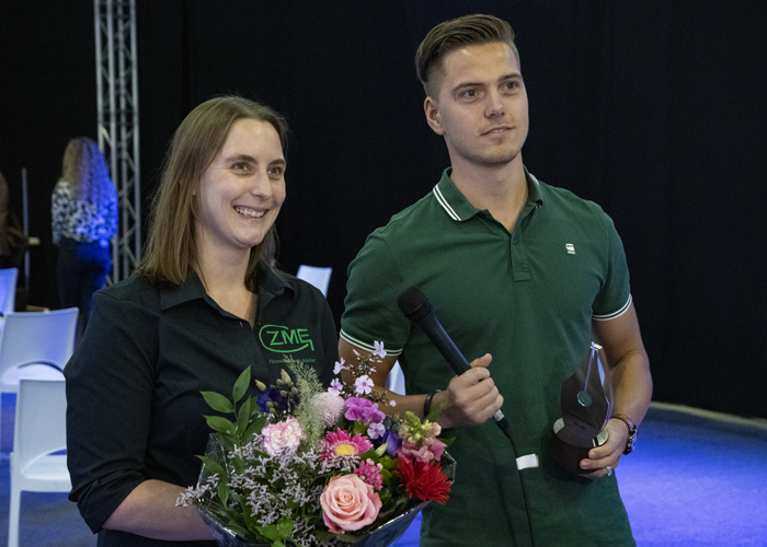 Nikki van der Zouw van ZME Fijnmechanisch Atelier is de Vakvrouw Metaal van het jaar. Robin Segers van Stinis wint de Jong Metaal Award.